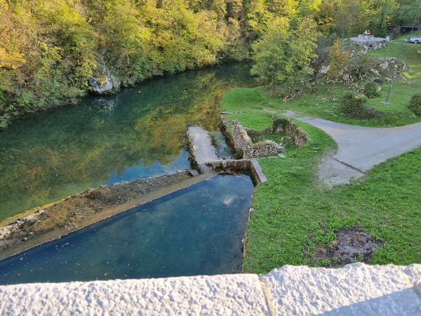 Pogled s Tounjskog mosta nizvodno na ostatke mlina i izletnički vidikovac (Foto: Tomislav Beronić)
