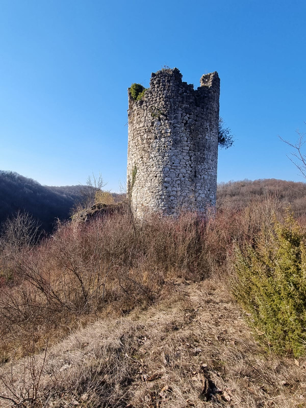 Put do ostataka utvrde Furjan s istočne strane lagano se spušta sve užim gorskim bilom (Foto: Tomislav Beronić)
