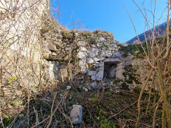 Na istočnoj strani zida, južno od visoke obrambene kule, još uvijek stoje puškarnice (Foto: Tomislav Beronić)