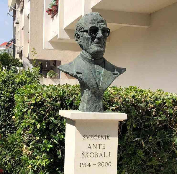 Poprsje Ante Škobalja otkriveno 2015. godine na glavnom trgu u Dugom Ratu, naselju smještenom uz njegovo rodno selo Duće (Izvor: Savez za Poljica (poljica.hr))