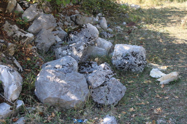 Za gradnju mogorićke pravoslavne crkve, teško oštećene 1942. i razorene sedam godina kasnije, možda je korištena kamena građa nekog ranijeg obližnjeg zdanja (Foto: Goran Majetić)