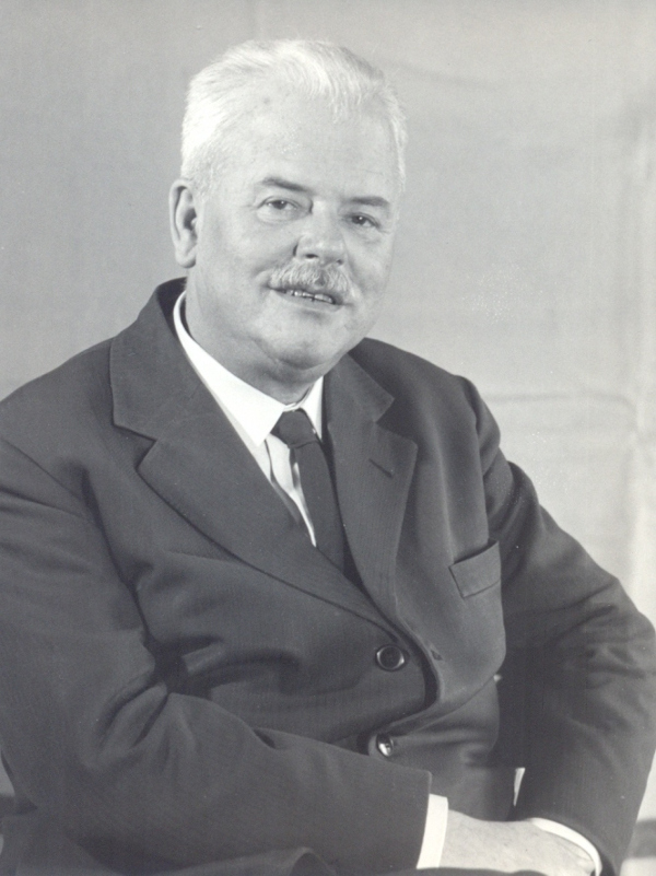 Antropogeograf i etnolog Branimir Gušić, koji je grobište sa stećcima kod zaseoka Popovići 1922. godine obišao s Većeslavom Hennebergom, uočio je na jednom stećku uklesano znamenje križa i kruga (Izvor: Slovenska akademija znanosti in umetnosti (sazu.si))