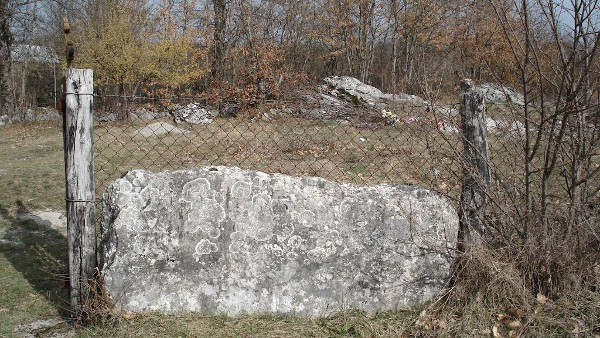 Pogled na isti stećak iz smjera groblja (Izvor: Mapio.net; Foto: D. B. Radaković, 2009.)