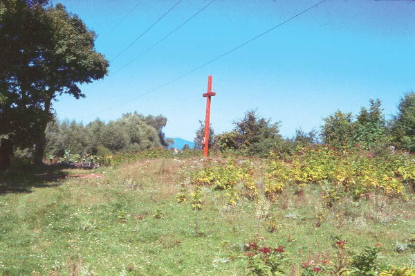 Uoči početka arheoloških istraživanja na položaju crkve Sveti Marko Grob 1996. godine bio je vidljiv tek manji humak prekriven travom i niskim raslinjem, s križem postavljenim po završetku Domovinskog rata 1995. (Izvor: ”Izdanja Hrvatskog arheološkog društva” (Radomir Jurić ”Arheološka istraživanja u Udbini (1996. - 2006.)”), 2008.; Foto: Franjo Nedved)