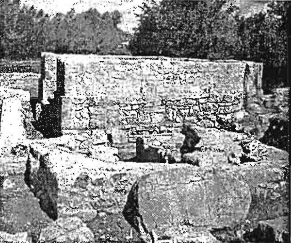 Pogled s jugoistočne strane na ruševne ostatke crkve Sveti Marko Grob potkraj arheoloških istraživanja 2000. godine; sprijeda se vidi velika kamena nadgrobnica naslonjena na temelje (Izvor: ”Riječki teološki časopis” (Radomir Jurić “Arheološka istraživanja u Udbini (1996. - 2003)”), 2004.; Foto: Franjo Nedved)
