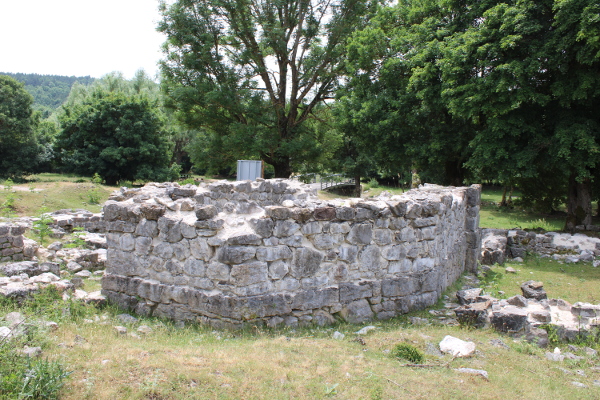 Pogled na ruševinu barokne crkve Sveti Marko Grob u Podudbini sa sjeverozapada; crkva je bila građena od lijepih tesanaca s trostranim zaključkom svetišta (Foto: Goran Majetić)