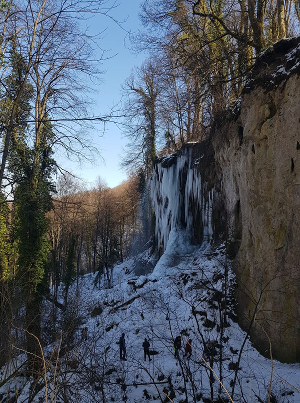 Vodopad Skakavac u zagrljaju snijega i leda doima se poput veličanstvene vjenčanice (Foto: Kala Majetić)