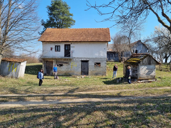 Valentina, Cvetka, Goran i Zdravko stoje na rubnim kamenovima jedne od prostorija nekadašnje utvrde (pravokutnik veličine 7x4 m); da je malo zakopati između njih našlo bi se svašta (Foto: Tomislav Beronić)
