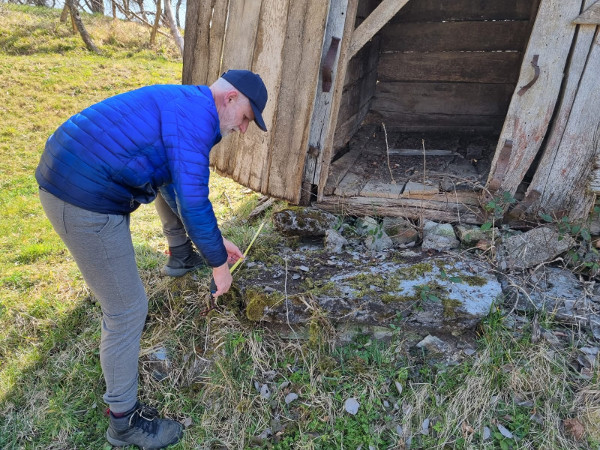 Manje trošno drveno gospodarsko zdanje sagrađeno je na kamenim temeljima; ističe se ploča duga 120, široka 80 i debela (oko) 17 centimetara (Foto: Tomislav Beronić)