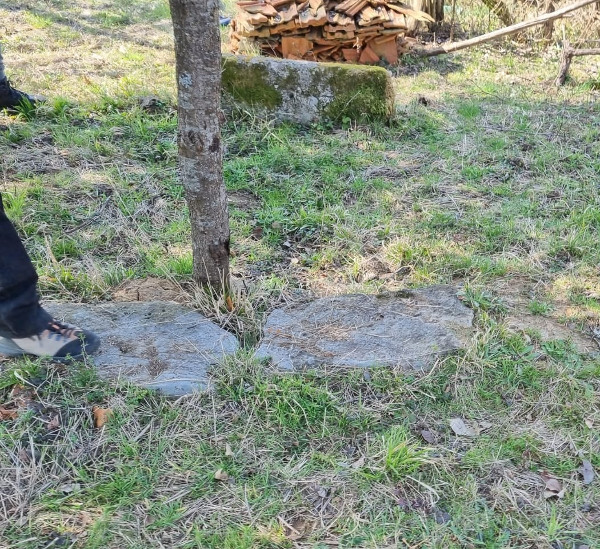 U dvorištu imanja u Stojmeriću na kućnom broju 14 Povijesno-putopisna družina uočila je još dvije ploče (možda ulomke nekoć jedne), kao i kamenu ”gredu” naknadno dobetoniranu kako bi poslužila za babicu nekadašnje kukuruzane (Foto: Tomislav Beronić)