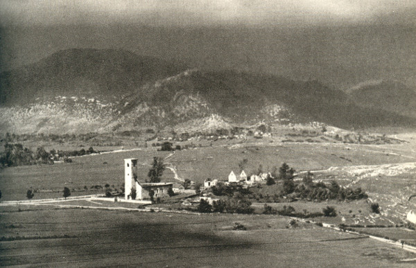 Parohijski hram Sveti Arhanđeli Mihailo i Gavrilo podno kamenitog brijega s japodskom gradinom, nakon što je zapaljen 1943. godine (Izvor: Koreničani (korenicani.com, dostavio Bogdan Radeka); Foto: Zorzo Skrigin, 1943.)