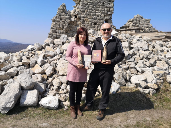 Voditeljica izleta Andrea Radojčić predstavlja novo Frankopansko pivo kneginje Beatrice, a pisac Tomislav Beronić svoju najnoviju knjigu Frankopanske priče (Foto: Biserka Beronić)