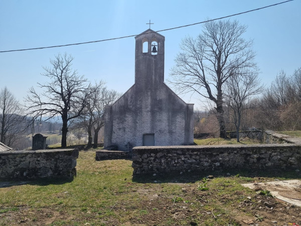 U okruženju crkve Sveti Antun Putinjak u Modrušu mogu se vidjeti ostaci kamene urne iz rimskog doba te nekolicina zanimljivih nadgrobnih spomenika (Foto: Tomislav Beronić)