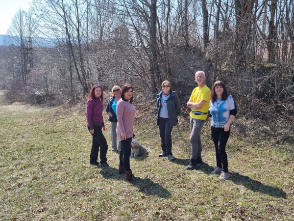 Povijesno-putopisana družina nedaleko crkve Sveti Antun, u podnožju srednjovjekovnog utvrđenog grada Tržana (Foto: Tomislav Beronić)
