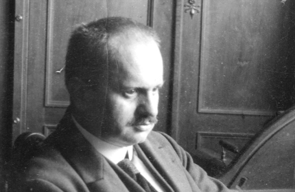 Konzervator i povjesničar Većeslav Henneberg prvi je, i do danas jedini iz struke, ovjekovječio na fotografiji stećke iz Grabušića, a izradio je i crtež temeljnih ostataka tamošnje srednjovjekovne crkve i okolnog groblja (Izvor: Zbirka fotografske dokumentacije Ministarstva kulture i medija (fototeka.min-kulture.hr))