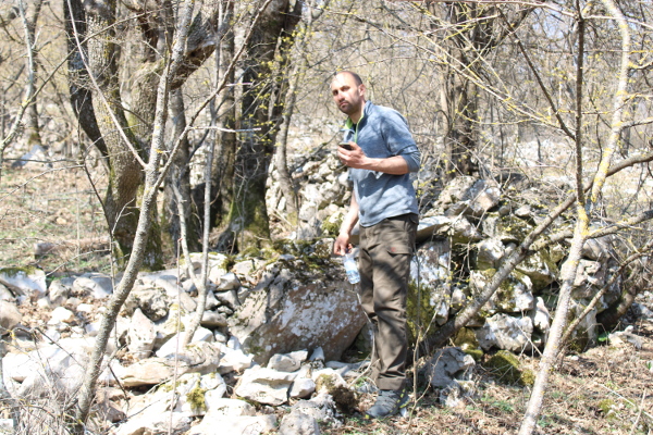 Mještanin Grabušića Marinko Vukobratović uz jednu od kamenih nadgrobnica podrijetlom s Crkvine, uklopljenih u mjesni suhozid (Foto: Goran Majetić)