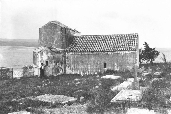 Jedina poznata fotografija starog groblja uz crkvu Sveti Juraj u Rovanjskoj na kojoj se vidi nekolicina tamošnjih stećaka - nadgrobnica; nepoznat fotograf i godina nastanka (okvirno prva polovica 20. stoljeća) (Izvor: Facebook stranica Stare slike i razglednice Starigrada i okolice)