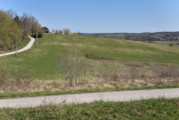 Pogled s juga na brežuljak na kojem se prostirala utvrda Velemerić (Foto: Mario Sečen)