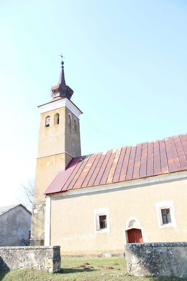 U okruženju crkve Rođenja Presvete Bogorodice u Debelom Brdu nema srednjovjekovnih nadgrobnih ploča – stećaka (Foto: Goran Majetić)