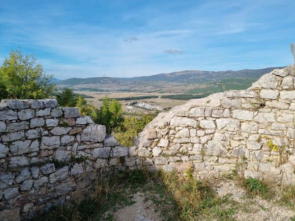 S vrha udbinskog brijega odličan je pogled na prostrano Krbavsko polje (Foto: Tomislav Beronić)