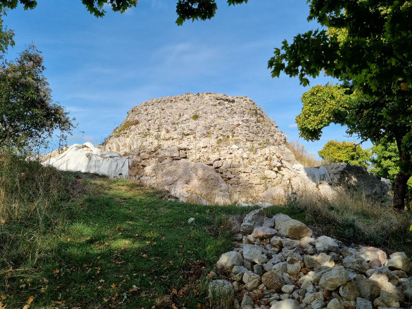 Na polju podno Gradine 1493. godine došlo je do bitke hrvatske i turske vojske, u kojoj je među mnoštvom poginulih plemića bio i gospodar utvrde Karlo Kurjaković (Foto: Tomislav Beronić)