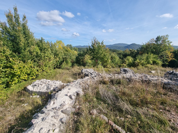 Sustavna arheološka istraživanja na položaju udbinske katedralne crkve vrše od 2000. godine stručnjaci Arheološkog muzeja iz Zadra i Muzeja Like iz Gospića (Foto: Tomislav Beronić)