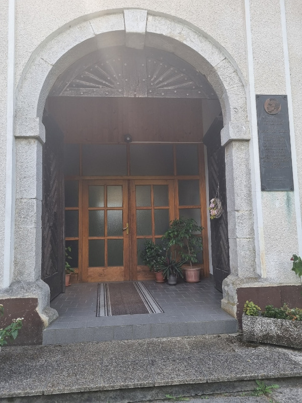 Iznad današnjeg glavnog, a nekad sporednog, ulaza u Brlog-grad uklesana je godina 1750.; spomen-ploča uz uzlaz svjedoči da je u gradu rođen povjesničar Emilij Laszowski - Szeliga (1868-1949.) (Foto: Tomislav Beronić)