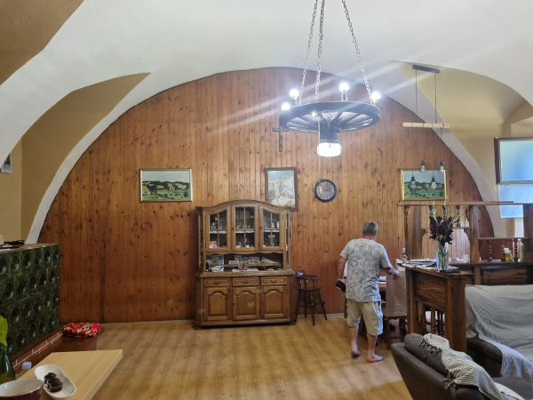 U prizemlju glavne zgrade sačuvana je velika prostorija sa svodovima, vrlo vjerojatno još od izvorne gradnje, koju kao stambeni prostor koristi obitelj sadašnjeg vlasnika imanja (Foto: Tomislav Beronić)