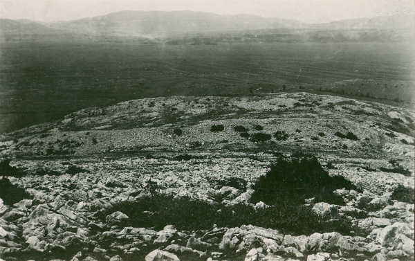 Prapovijesna japodska gradina iznad sela Pećane (na zemljovidu toponim Gradina između zaselaka Svilari i Maslikose), s uočljivim kamenim nasipom koji je okružuje (Foto: Većeslav Heneberg, 1923.; Izvor: Zbirka fotografske dokumentacije Uprave za zaštitu kulturne baštine Ministarstva kulture (fototeka.min-kulture.hr) - Zbirka Većeslava Henneberga)