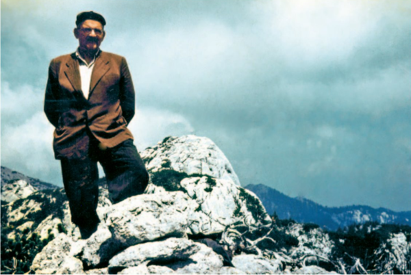Ante Premužić na vrhu u Rožanskim kukovima, koji je po njemu nazvan Premužićev kuk ili toranj (1620 m.n.v.), 1959. godine; u pozadini se vidi vršna stijena Crikvene (Foto: Željko Poljak; Izvor: ”Hrvatski planinar”, broj 7-8 iz 2010.)