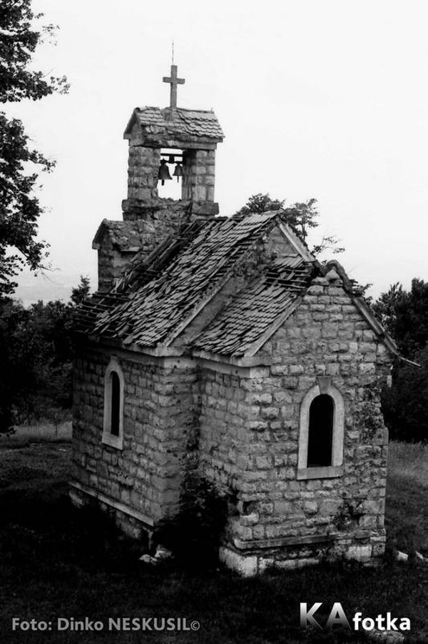 Oštećenja na crkvi nastala nakon neprijateljskog raketiranja 13. svibnja 1993. godine (Foto: Dinko Neskusil; Izvor: Kafotka (kafotka.net))
