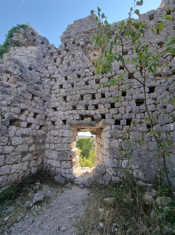 Kada je postalo izvjesno da će Osmanlije zauzeti Dalmaciju, mletačko topništvo razorilo je utvrdu kako je Turci ne bi mogli koristiti za svoje uporište. Ipak, Turci su je obnovili koliko su stigli. (Foto: Tomislav Beronić)