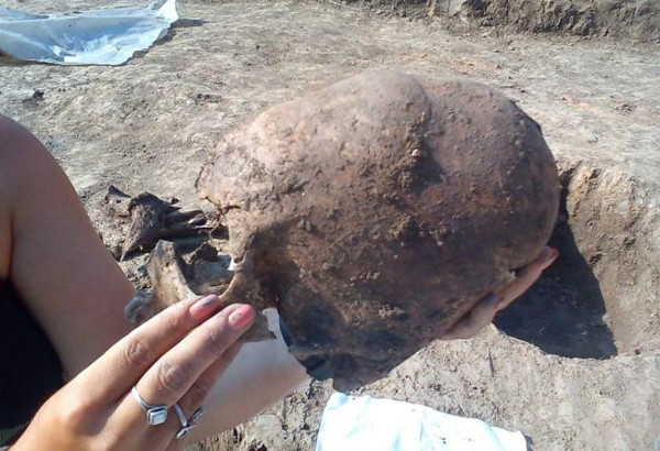 Lubanja iz Hermanovih vinograda kod Osijeka, foto: Borko Rožanković, uzeo s http://www.glas-slavonije.hr/408478/3/Senzacionalno-otkrice-Huni-su-bili-ovdje-vec-u-5-st