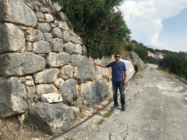 Slaganje blokova na ovaj način, ali puno manjih dimenzija danas se u narodu naziva slaganje "na čiklop" (”na kiklop”).