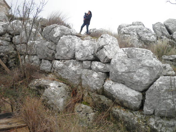 Zadiviljujući kiklopski zid podno crkve Sveti Maksim, kojeg ”službena” arheologija uopće se spominje