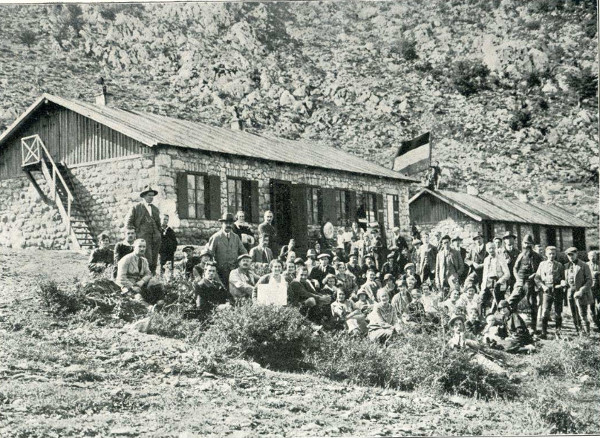 Kuća Hrvatskoga planinarskog društva u Cerovcu na jugoistočnom Velebitu na dan otvorenja 4. listopada 1925. godine (Foto: Ljudevit Griesbach; Izvor: ”Hrvatski planinar”, broj 9 iz 1925.)