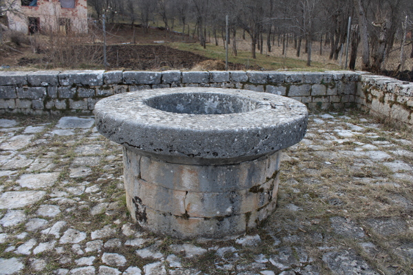 Bunar zidan od vješto klesanog kamenja ispred župne crkve Blažene Djevice Marije od svete Krunice u Velikom Čanku (Foto: Goran Majetić)