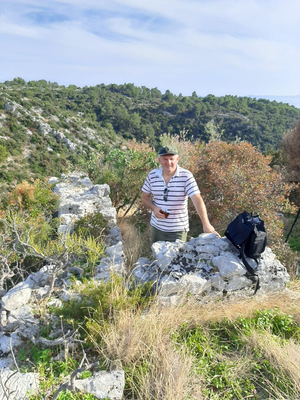 Slika 20. - Vanjski i poprečni zid prostorije i Tomislav Beronić na lokaciji 3 (Foto: Nataša Blagaić)