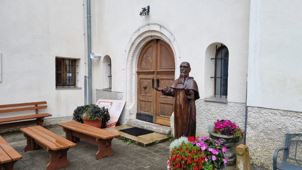 Prag na ulazu u crkvu je nadgrobna ploča (naknadno izmještena) kneza Stjepana IV. Frankopana (Foto: Tomislav Beronić)
