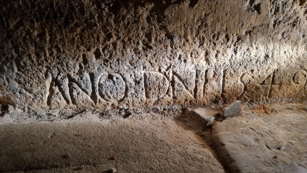 Natpis AN(N)O D(OMI)NI 1549 uklesan pri dnu jednog od zidova crkvene lađe (Foto: Tomislav Beronić)