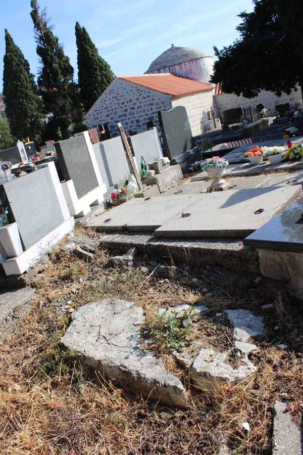 Ulomak stećka u zapadnom dijelu staroga groblja koji je većim dijelom utonuo u zemlju, a uz to je i nepravilno raspuknut na jedan veći i par manjih dijelova (Foto: Goran Majetić)