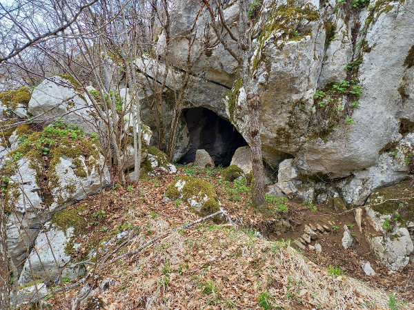 Polušpilja u blizini izvora u kojoj su prije 2500 godina živjeli Japodi.