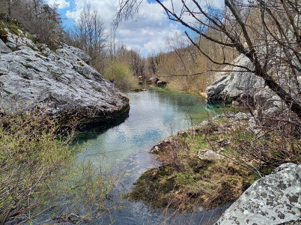 Izvorišno jezero je dugačko oko 100 metara.