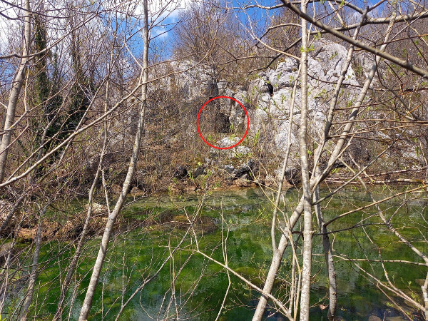 Prilično teško sam kroz granje, sa druge strane rijeke, uspio uočiti ulaz u špilju u kojoj su pronađeni tragovi Japoda.