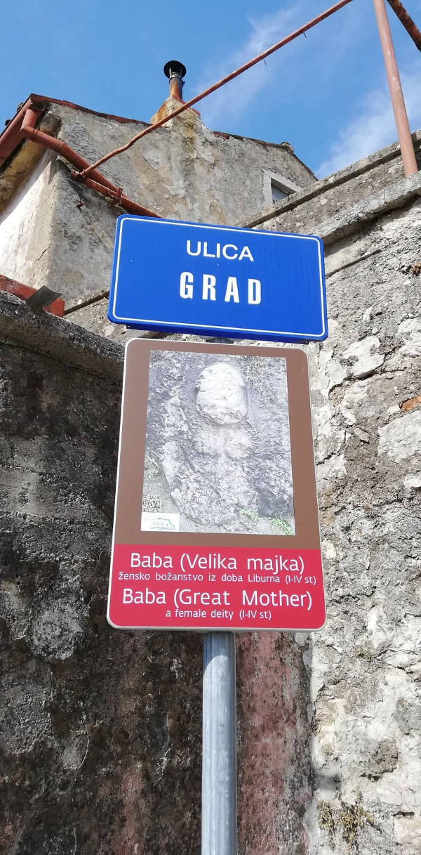 Obavijesna ploča upućuje posjetitelje da su u živoj stijeni oblikovan lik Velike majke u starom vijeku štovali pripadnici plemena Liburni, no običaj potječe još iz prapovijesti (Foto: Martina Majetić)