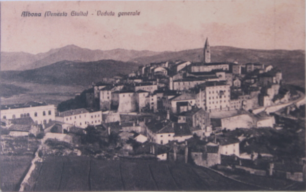 U prvom planu fotografije s razglednice su obrađena polja kod Kalića, odnosno današnjeg gradskog parkirališta; razglednica je putovala 1929. godine (Izvor: Marijan Milevoj ”Labinski album - Priča koja nema kraja”, 2007.)