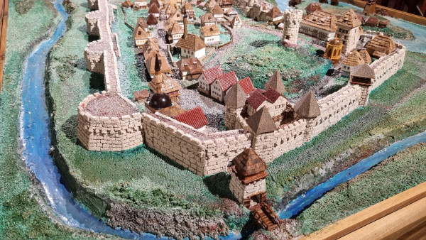 Dio makete srednjovjekovnog Bihaća izložene u muzejskom prostoru Kapetanove kule s frankopanskim kaštelom (Foto: Tomislav Beronić)