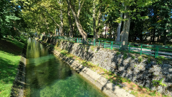 Opkop oko južnog dijela srednjovjekovnog grada i dio fortifikacijskih zidova iz onog doba (Foto: Tomislav Beronić)