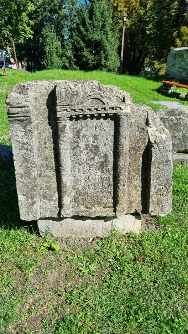 Kameni ulomci izloženi pored Kapetanove kule (Foto: Tomislav Beronić)