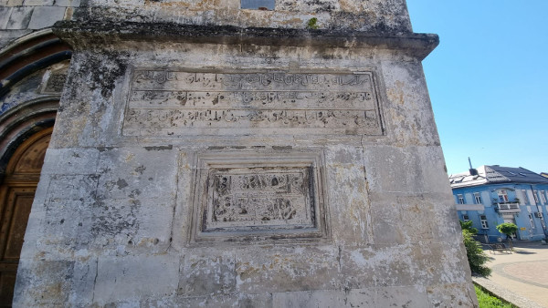 Ploča na arapskom pismu na minaretu džamije Fethija (Foto: Tomislav Beronić)